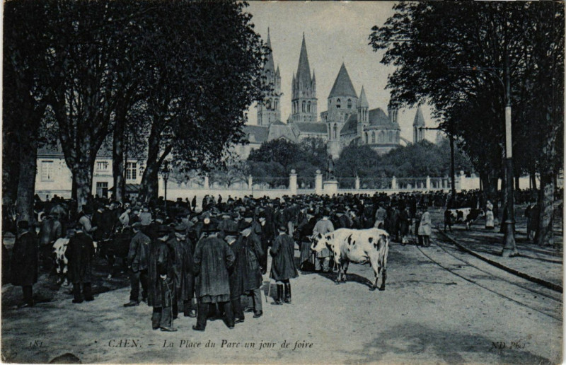 Carte postale ancienne Caen - La Place du Parc un jour de foire à Caen
