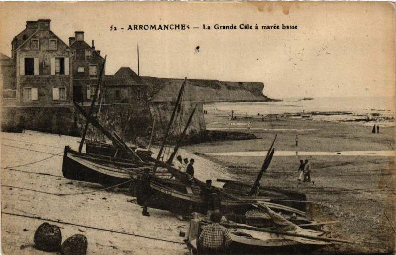 Carte postale ancienne Arromanches - Le Grande Cale a marée basse