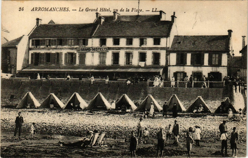 Carte postale ancienne Arromanches - Le Grand Hotel - vu de la Plage