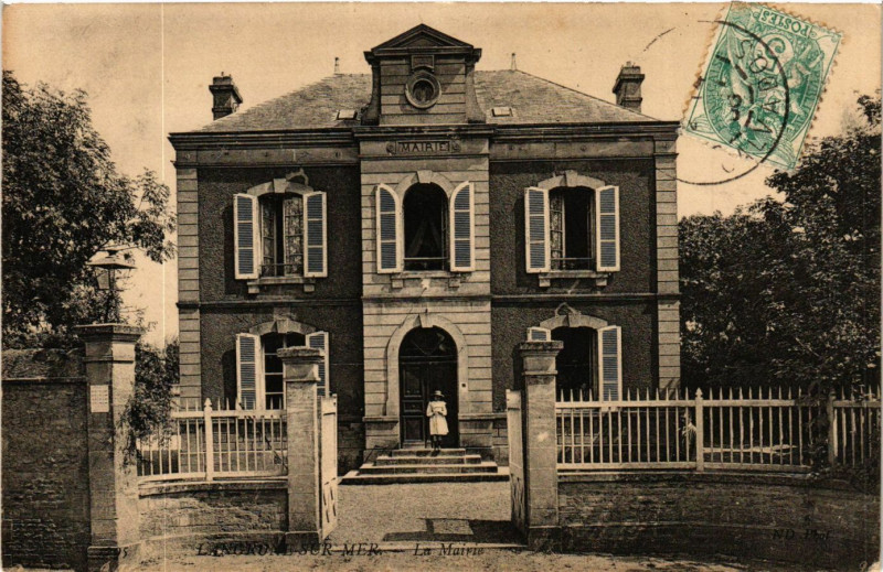 Carte postale ancienne Langrune-sur-Mer - La Mairie à Langrune-sur-Mer