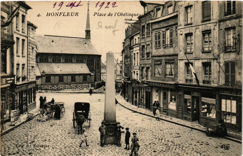 Carte postale ancienne Honfleur - Place de l'Obelisque à Honfleur