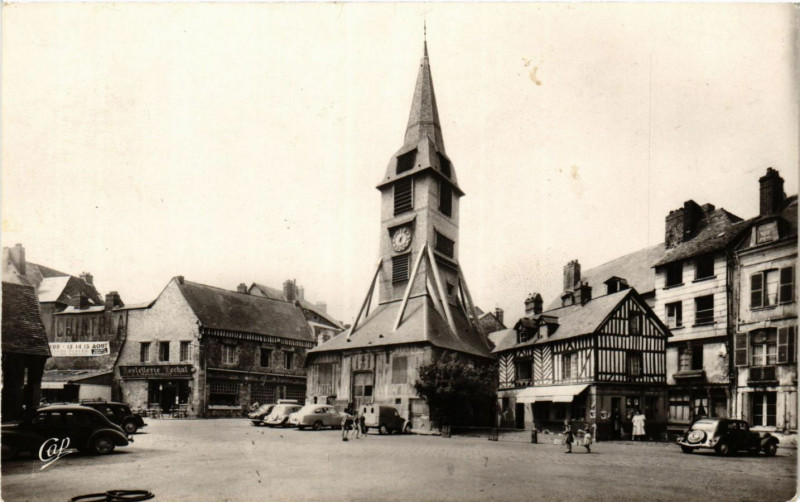 Carte postale ancienne Honfleur - Le Clocher de l'Eglise Sainte-Catherine et la Place à Honfleur