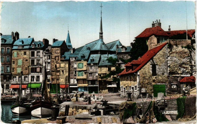 Carte postale ancienne Honfleur - La Liutenance vue des écluses à Honfleur