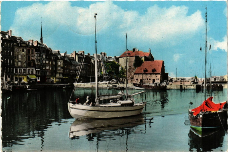 Carte postale ancienne Honfleur - Entrée d'un Yacht dans le vieux Bassin à Honfleur
