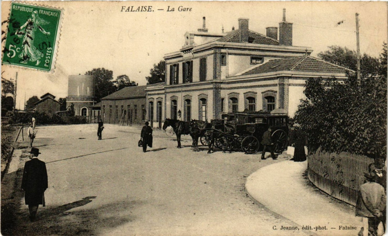 Carte postale ancienne Falaise - La Gare à Falaise