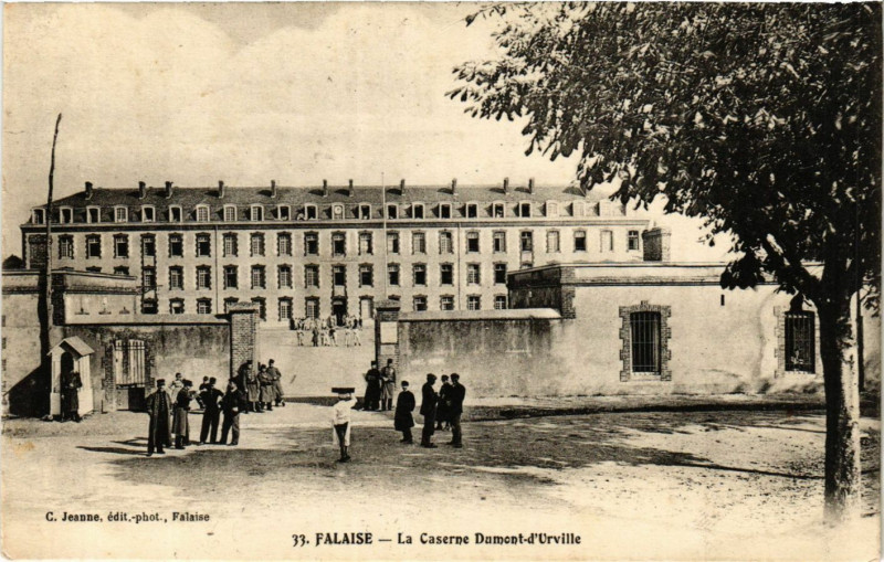 Carte postale ancienne Falaise - La Caserne Dumont-d'Urville à Falaise