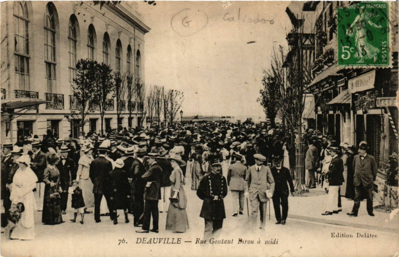 Carte postale ancienne Deauville - Rue Gontaut Biron a midi à Deauville