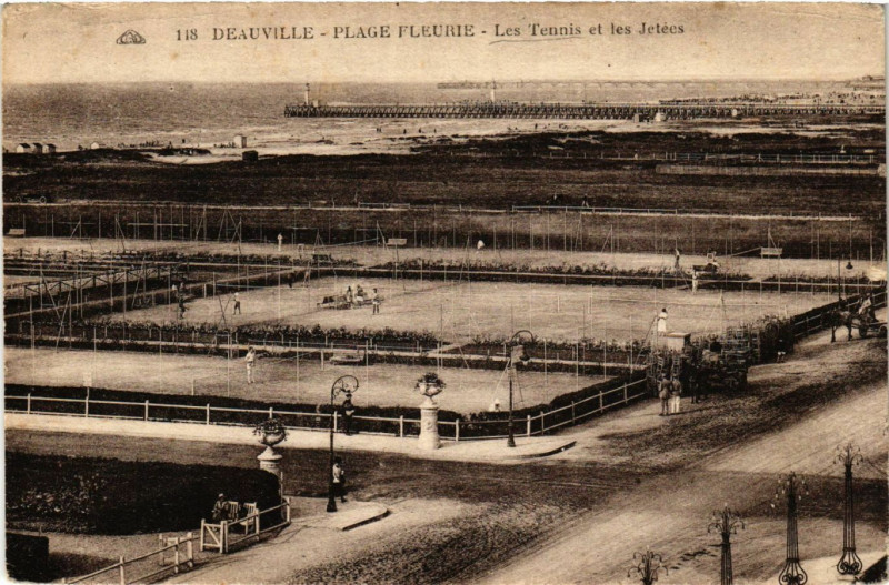 Carte postale ancienne Deauville - Plage Fleurie - Les Tennis et les Jetées à Deauville