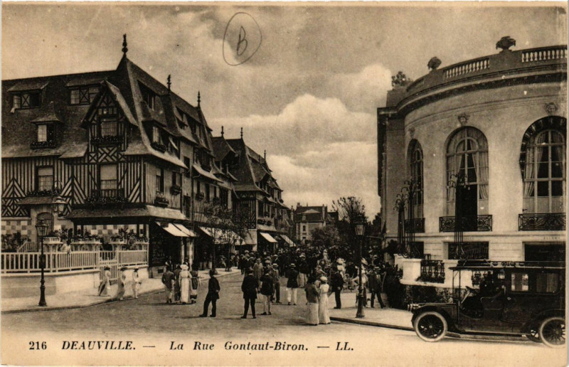 Carte postale ancienne Deauville - La Rue Gontaut-Biron à Deauville