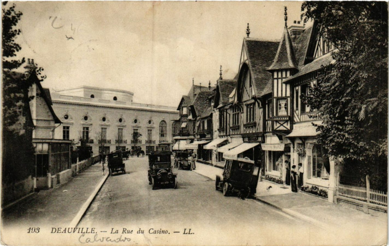 Carte postale ancienne Deauville - La Rue du Casino à Deauville