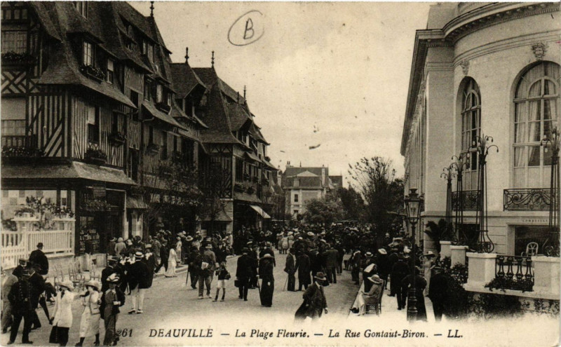 Carte postale ancienne Deauville - La Plage Fleurie - La Rue Gontaut-Biron à Deauville