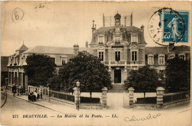 Carte postale ancienne Deauville - La Mairie et la PoSainte- à Deauville
