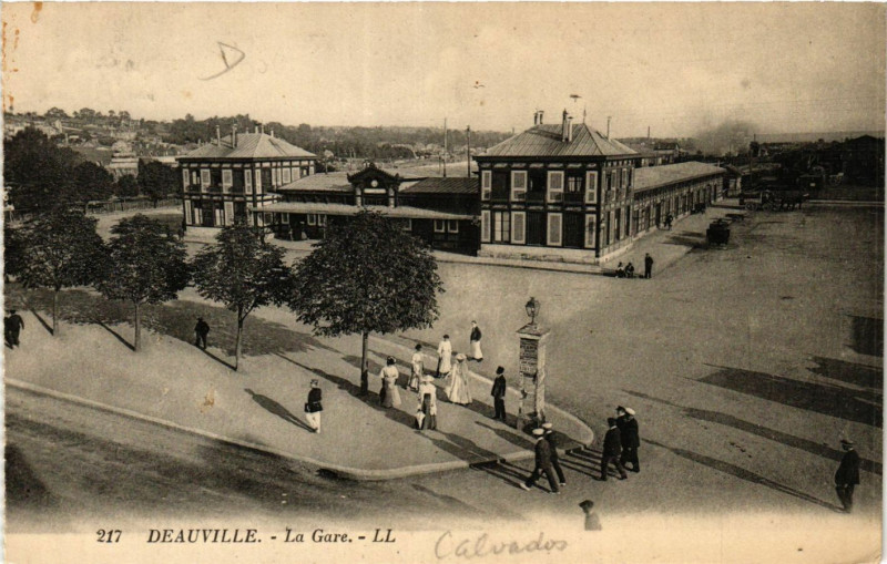 Carte postale ancienne Deauville - La Gare à Deauville