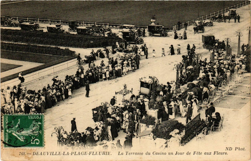 Carte postale ancienne Deauville - La-Plage-Fleurie - La Terrasse du Casino à Deauville