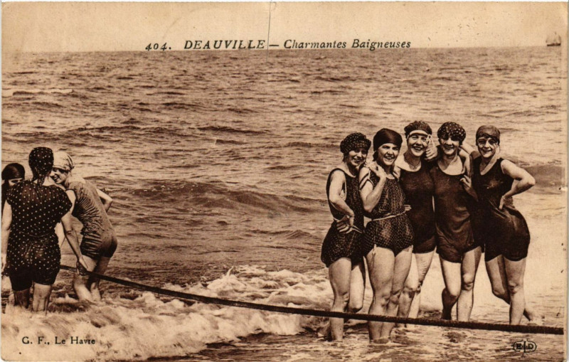 Carte postale ancienne Deauville - Charmantes Baigneuses à Deauville