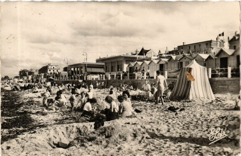 Carte postale ancienne Luc-sur-Mer - La Plage à Luc-sur-Mer