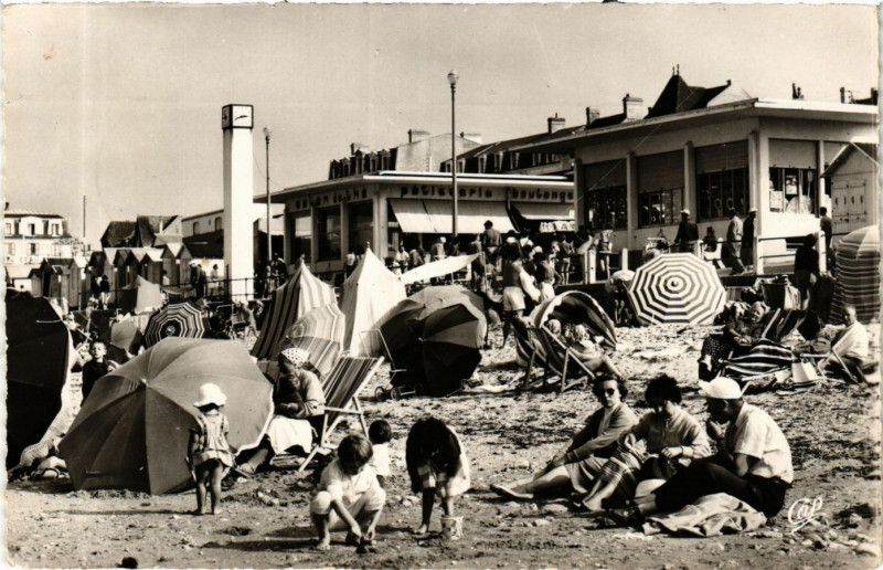 Carte postale ancienne Luc-sur-Mer - La Plage à Luc-sur-Mer