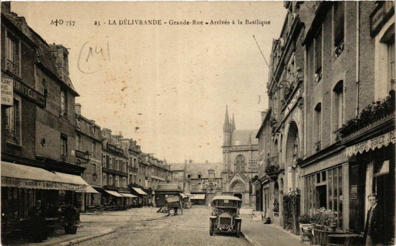 Carte postale ancienne La Delivrande - Grande Rue - Arrivée a la Basilique