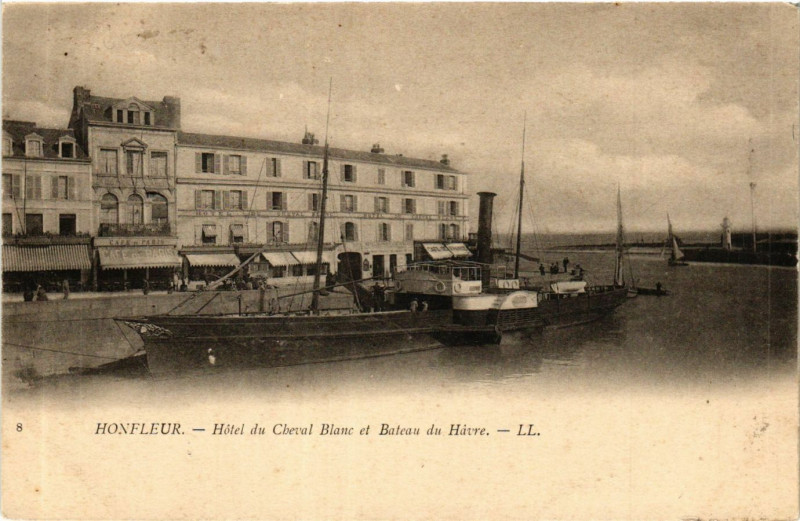 Carte postale ancienne Honfleur - Hotel du Cheval Blanc et Bateau du Havre à Honfleur