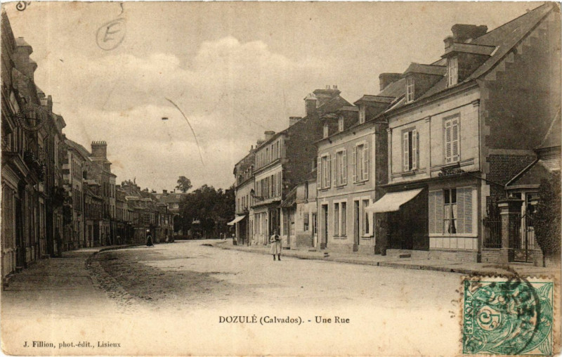 Carte postale ancienne Dozule - Une Rue à Dozulé