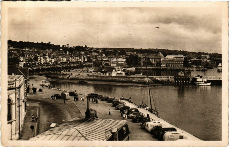 Carte postale ancienne Deauville - Trouville - L'Entrée du Port - Les Bassins à Deauville