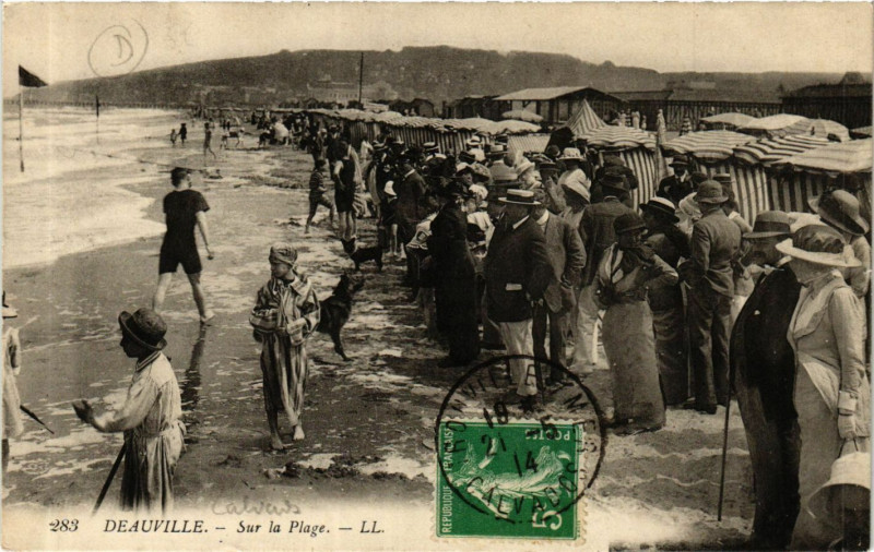 Carte postale ancienne Deauville - Sur la Plage à Deauville