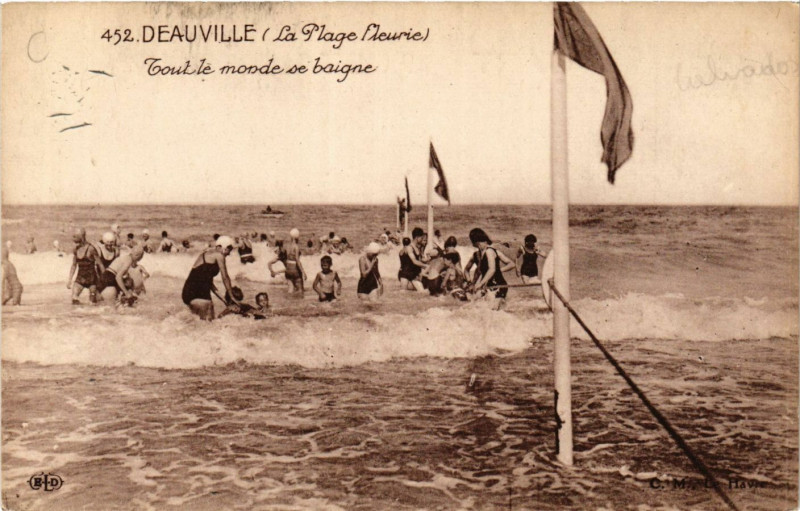 Carte postale ancienne Deauville - La Plage Fleurie - Tout le monde se baigne à Deauville
