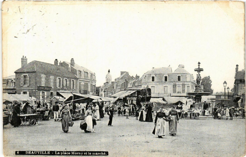 Carte postale ancienne Deauville - La Place Morny et le Marché à Deauville