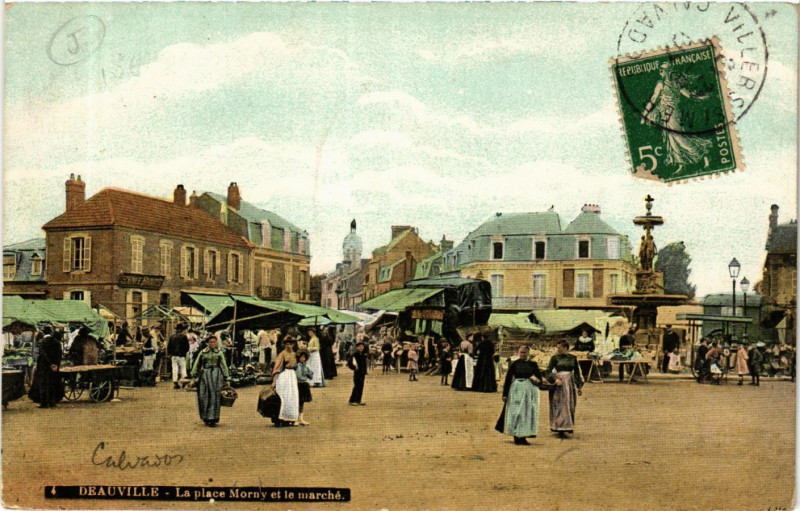 Carte postale ancienne Deauville - La Place Morny et le Marché à Deauville