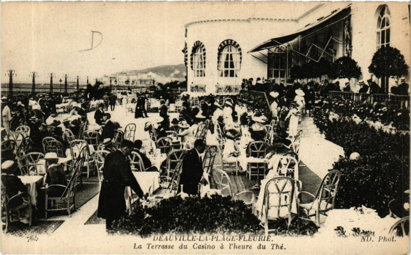 Carte postale ancienne Deauville - La-Plage-Fleurie - La Terrasse du Casino à Deauville