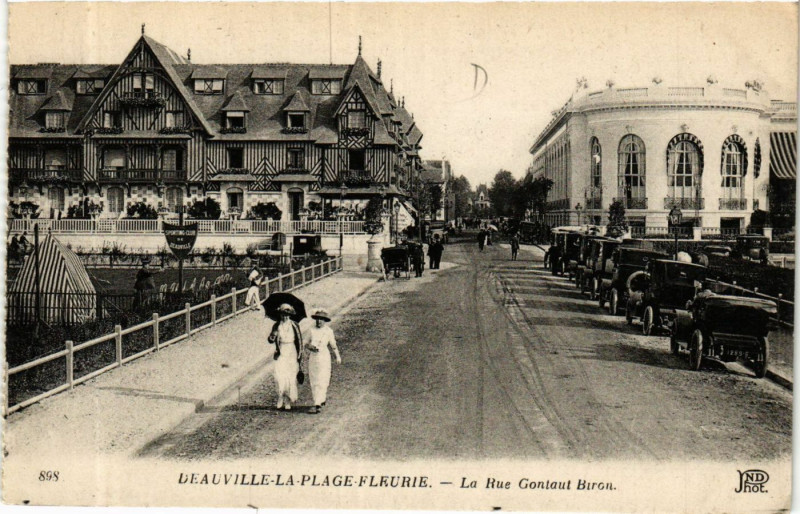 Carte postale ancienne Deauville - La-Plage-Fleurie - La Rue Gontaut Biron à Deauville