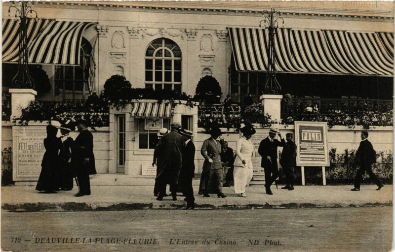 Carte postale ancienne Deauville - La-Plage-Fleurie - L'Entrée du Casino à Deauville