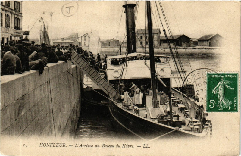 Carte postale ancienne Honfleur - L'Arrivée du Bateau du Havre à Honfleur
