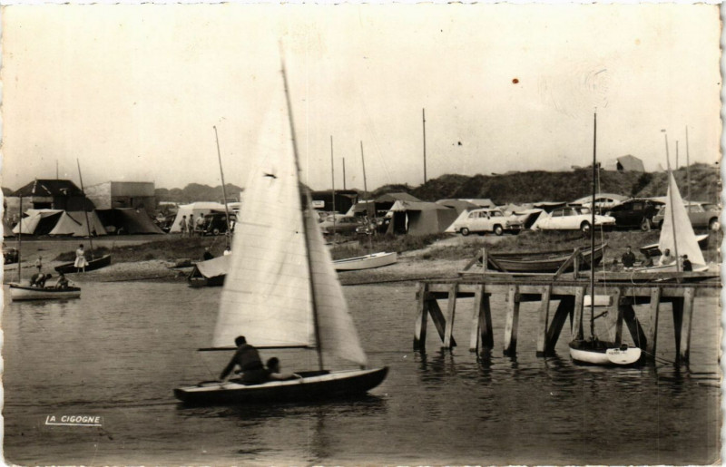 Carte postale ancienne Courseulles-sur-Mer - Voilier au port à Courseulles-sur-Mer