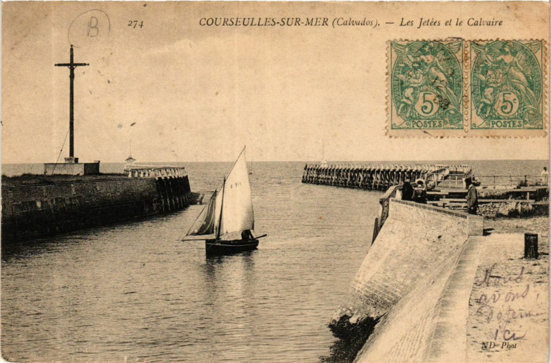 Carte postale ancienne Courseulles-sur-Mer - Les Jetées et le Calvaire à Courseulles-sur-Mer