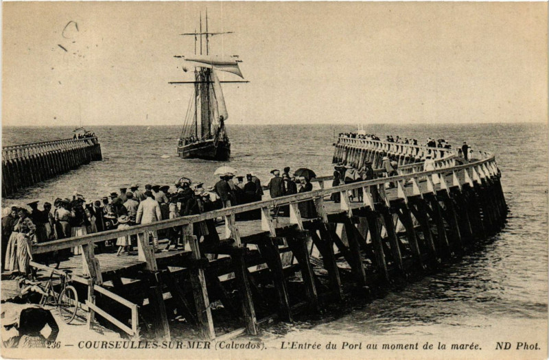 Carte postale ancienne Courseulles-sur-Mer - L'Entrée du Port au moment de la marée à Courseulles-sur-Mer