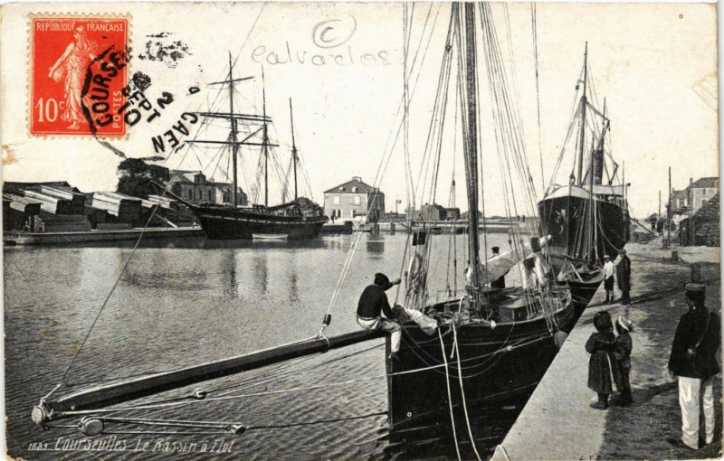 Carte postale ancienne Courseulles - Le Bassin a Flot
