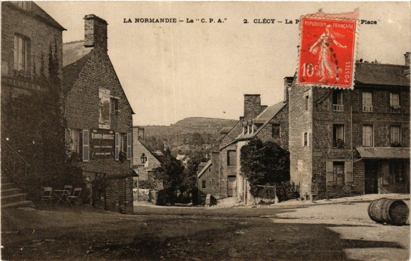 Carte postale ancienne Clecy - Place à Clécy