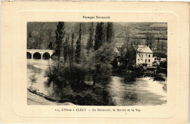 Carte postale ancienne Clecy - Le Deversoir - le Moulin et le Vay à Clécy