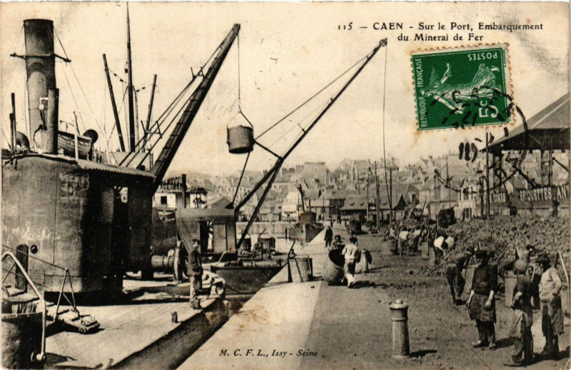 Carte postale ancienne Caen - Sue le Port - Embarquement du Minerai de Fer à Caen