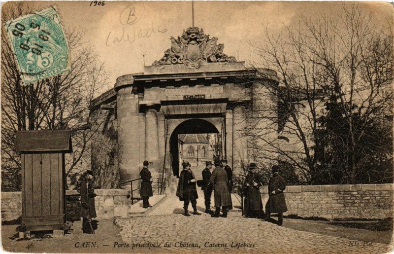 Carte postale ancienne Caen - Porte principale du Chateau - Caserne Lefebvre à Caen