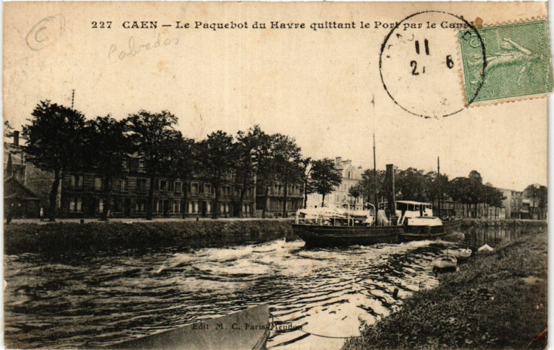 Carte postale ancienne Caen - Le Paquebot du Havre quittant le Port par le Canal à Caen