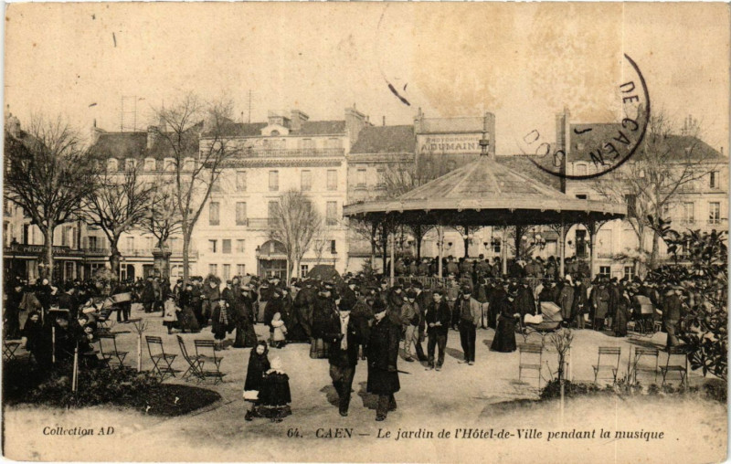 Carte postale ancienne Caen - Le jardin de l'Hotel-de-Ville pendant la musique à Caen