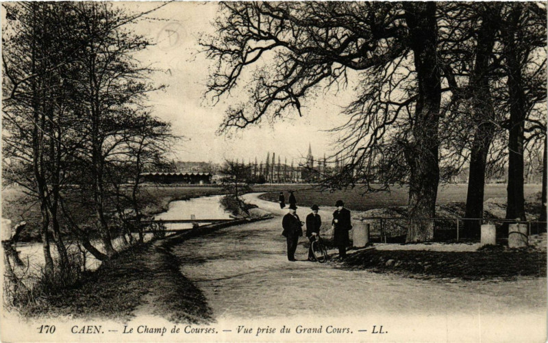 Carte postale ancienne Caen - Le Champ de Courses - Vue prise du Grand Cours à Caen