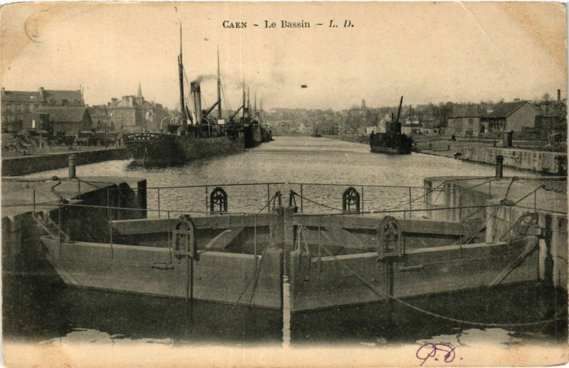 Carte postale ancienne Caen - Le Bassin à Caen