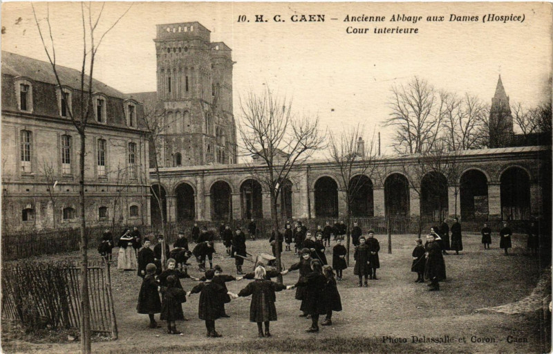 Carte postale ancienne Caen - Ancienne Abbaye aux Dames - Cour interieure à Caen