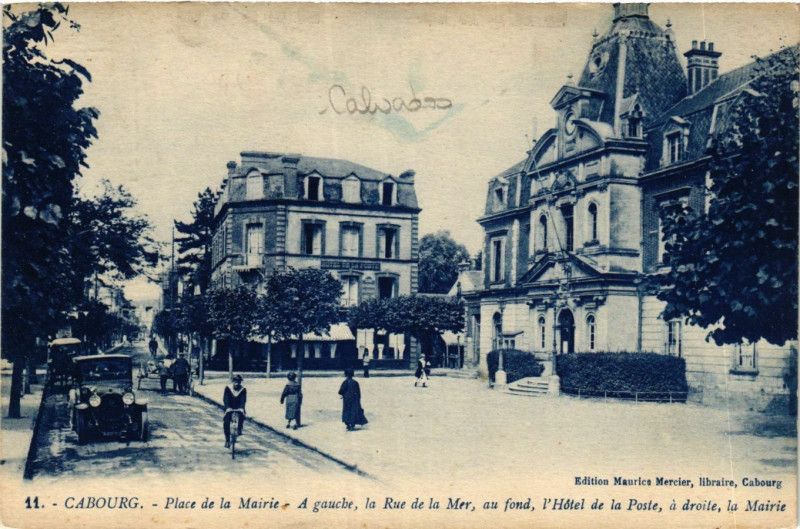 Carte postale ancienne Cabourg - Place de la Mairie à Cabourg