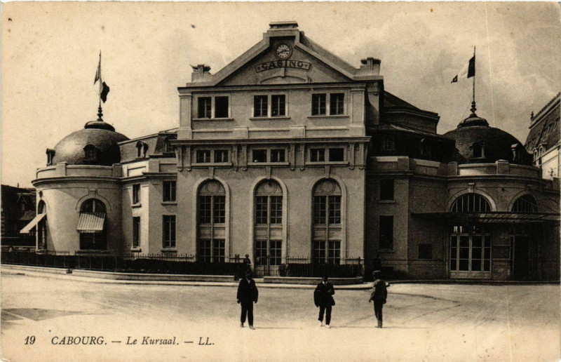Carte postale ancienne Cabourg - Le Kursaal à Cabourg