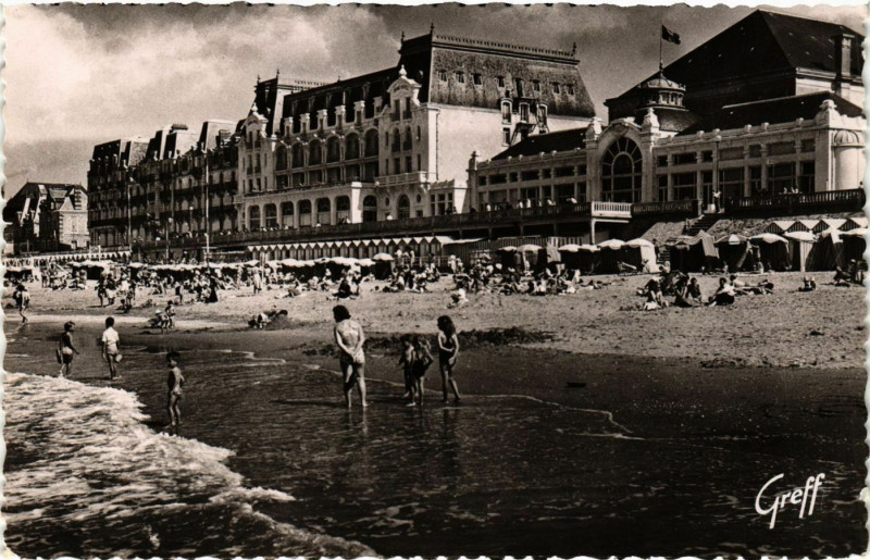 Carte postale ancienne Cabourg - Le Casino et la Plage à Cabourg
