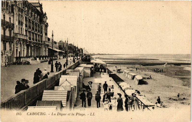 Carte postale ancienne Cabourg - La Digue et la Plage à Cabourg
